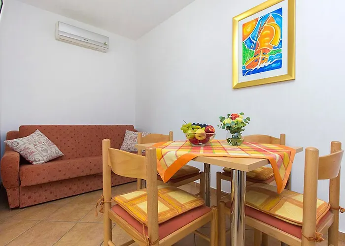 1 Bedroom Cozy In דירה *