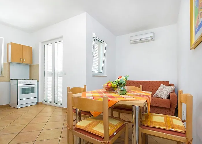 1 Bedroom Cozy In דירה *
